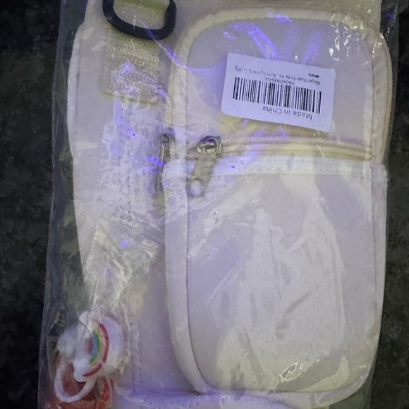 Cream carrying case compatible with 40 oz Stanley cup. - Picture 3 of 3